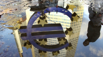 Отражение знака евро в луже