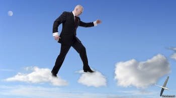 Бизнесмен перепрыгивает с облака на облако